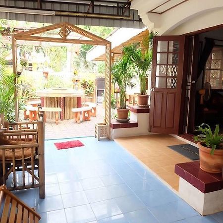 Hug Glur House Tour And Hostel (Adults Only) Chiang Mai Exteriör bild