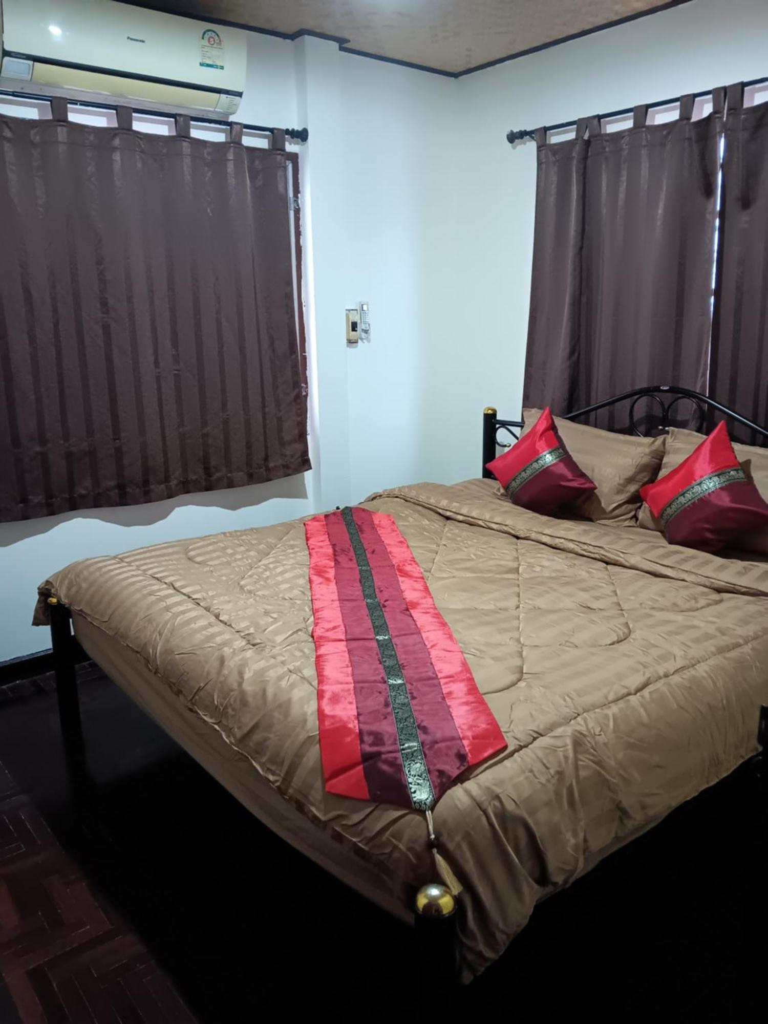 Hug Glur House Tour And Hostel (Adults Only) Chiang Mai Exteriör bild