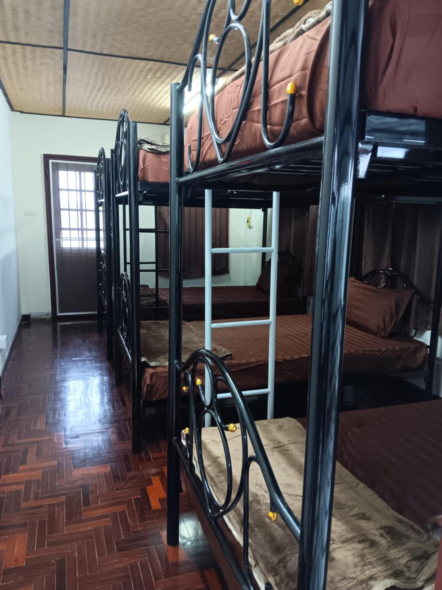 Hug Glur House Tour And Hostel (Adults Only) Chiang Mai Exteriör bild