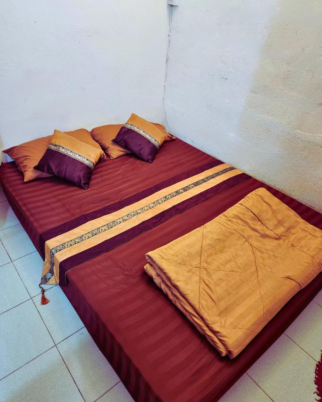 Hug Glur House Tour And Hostel (Adults Only) Chiang Mai Exteriör bild
