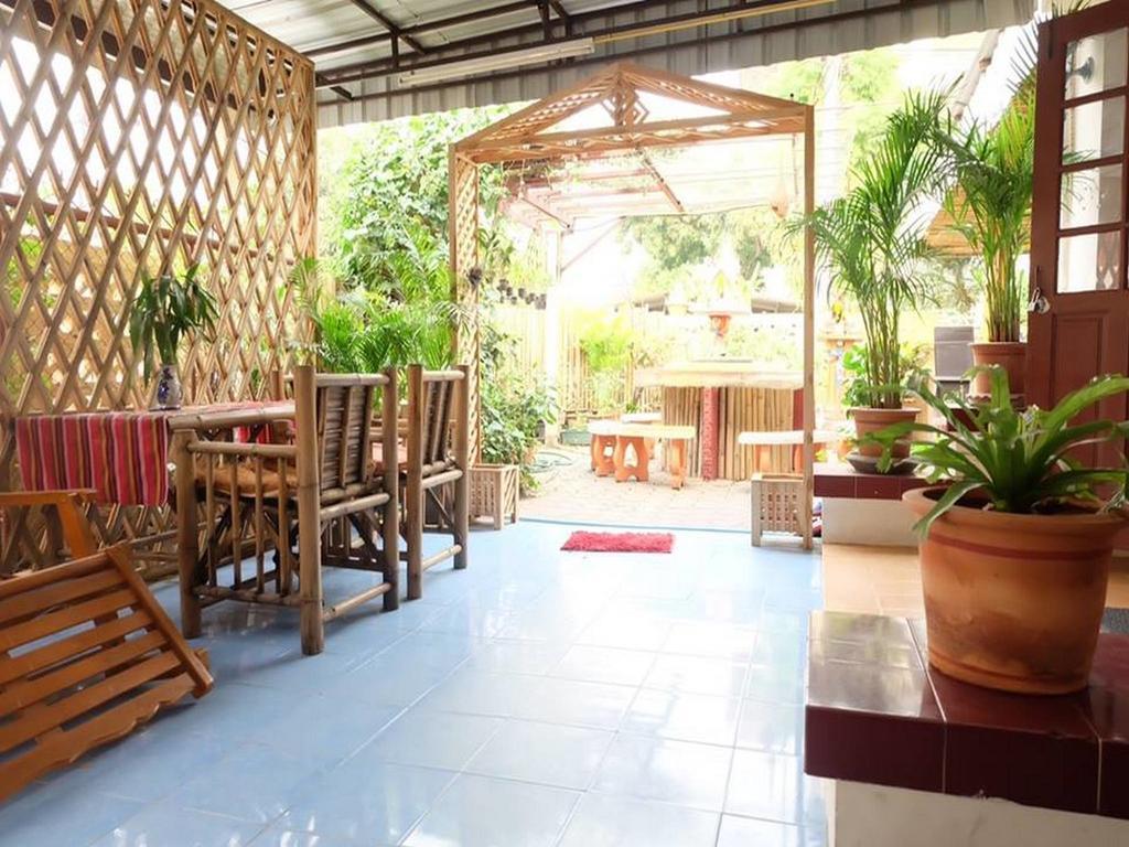 Hug Glur House Tour And Hostel (Adults Only) Chiang Mai Exteriör bild