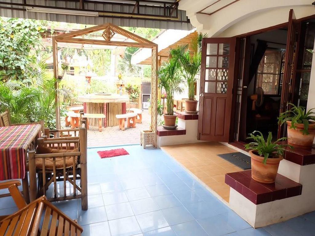 Hug Glur House Tour And Hostel (Adults Only) Chiang Mai Exteriör bild